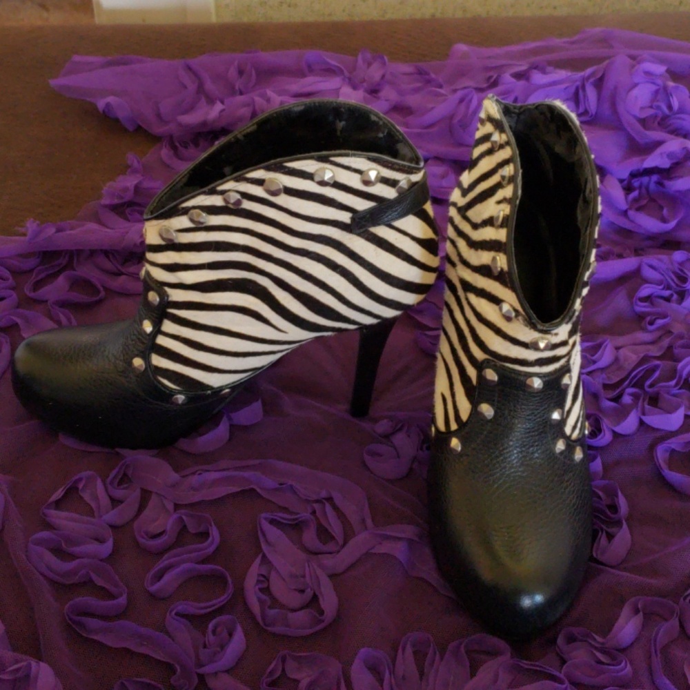 BCBGeneration Zebra Boots - Picture 3 of 5